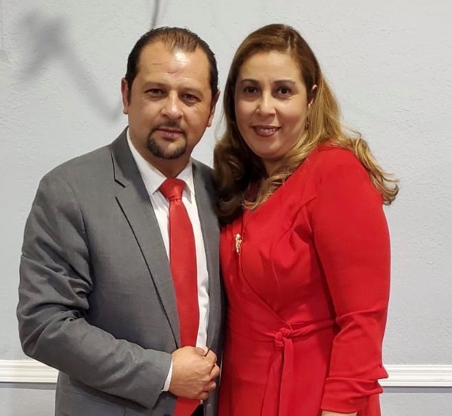 Pastores Ronald y Nereyda Vallejos